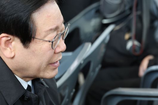 이재명 더불어민주당 대선 후보가 대표이던 지난해 12월30일 전남 무안국제공항에서 제주항공 여객기 참사 유가족을 위로하며 함께 눈물을 흘리고 있다. 공동취재