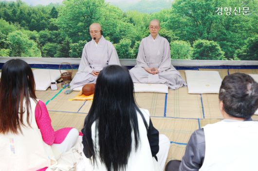 명상 체험이 진행되고 있다.