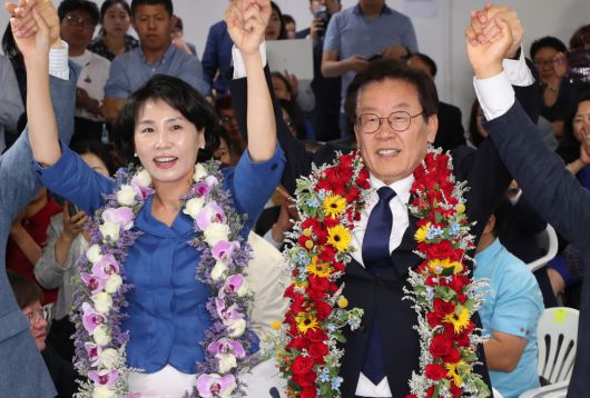 이 후보가 2018년 6월13일 지방선거에서 경기지사 당선이 확정되자 선거사무소에서 부인 김혜경씨와 함께 손을 들어 인사하고 있다. 경향신문 자료사진