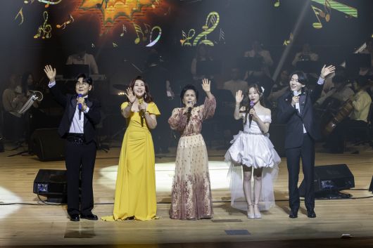 가수 조항조, 주현미, 이미자, 정서주, 김용빈(왼쪽부터)가 27일 세종문화회관 대극장에서 열린 ‘이미자 전통가요 헌정 공연-맥을 이음’에서 열창하고 있다. 쇼당이엔티 제공