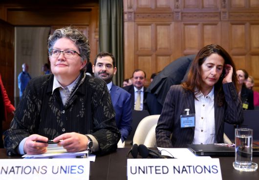 28일(현지시간) 네덜란드 헤이그에서 열린 국제사법재판소(ICJ) 청문회에서 엘리너 함마르셸드 UN 법률실 사무차장(왼쪽)이 발언을 준비하고 있다. 로이터연합뉴스