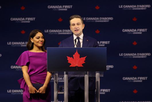 캐나다 보수당 대표 피에르 폴리에브가 29일(현지시간) 캐나다 온타리오주 오타와의 선거대책본부에서 아내 아나이다 폴리에브가 지켜보는 가운데 연설하고 있다. 로이터연합뉴스