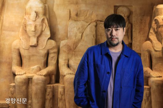 곽민수 한국이집트학연구소장이 지난 29일 본인이 감수한 서울 광진구 빛의시어터 ‘파라오의 이집트, 빛으로 깨어난 고대 문명’ 전시장 앞에 서 있다. 이준헌 기자