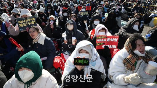 전국농민회총연맹이 트랙터를 몰고 서울 한남동 대통령광저로 향하다 서울 서초구 남태령 일대에서 가로 막혀 밤새 대치한 지난해 12월 22일, 시민들이 모여 집회를 이어나가고 있다. 정효진 기자