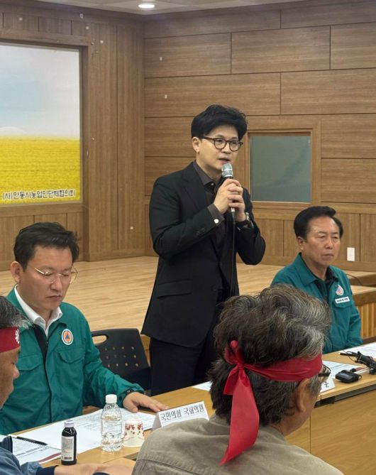영남 산불 이재민 위로 한동훈 국민의힘 대선 경선 후보가 1일 안동시농업인회관에서 열린 산불피해대책위 간담회에서 발언하고 있다. 연합뉴스
