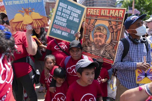 미국 시민들이 1일(현지시간) 워싱턴 프랭클린 공원에서 노동절 집회를 열고 있다. 손팻말에는 합법 체류 자격임에도 엘살바도르 중범죄 교도소로 추방된 킬마르 아브레고 가르시아의 초상화와 함께 ‘킬마 석방’이라는 문구가 적혀있다. AP연합뉴스