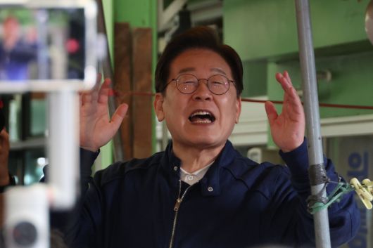 이재명 더불어민주당 대선 후보가 ‘골목골목 경청투어’ 이틀째인 2일 강원도 인제군 원통전통시장에서 주민들을 향해 연설하고 있다. 연합뉴스