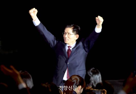 김문수 국민의힘 대선 경선 후보가 3일 고양 킨텍스에서 열린 제5차전당대회에 입장하며 손을 들고 인사하고 있다. 2025.5.3 박민규 선임기자