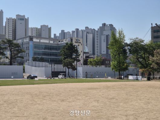 현재 서울혁신파크는 늘어난 주차장과 2025년까지 예정된 건물 철거 공사로 곳곳에서 길이 막혔다.  허남설 기자