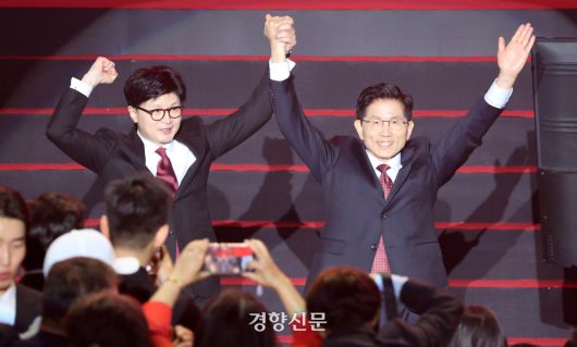 김문수(오른쪽), 한동훈 국민의힘 대선 경선 후보가 3일 고양 킨텍스에서 열린 제5차전당대회에서 손을 잡고 인사하고 있다. 2025.5.3 박민규 선임기자