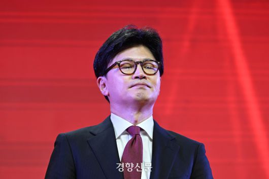 국민의힘 한동훈 대선 후보가 3일 경기 일산 킨텍스에서 열린 제5차 전당대회에서 탈락한 후 김문수 후보의 연설을 듣고 있다. 2025.5.3 박민규 선임기자