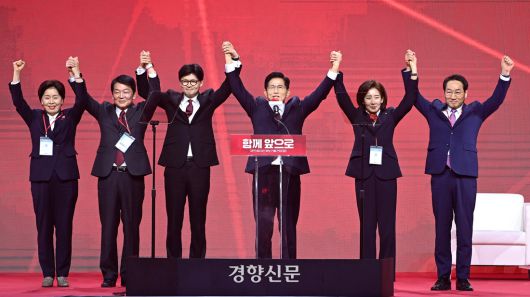 국민의힘 김문수 대선 후보가 3일 오후 경기 일산 킨텍스에서 열린 제5차 전당대회에서 대선 경선 후보들과 기념촬영을 하고 있다.박민규 선임기자