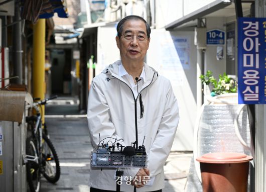 한덕수 전 대통령 권한대행 겸 국무총리가 2일 오후 서울 종로구의 식당에서 오세훈 서울시장과의 오찬 간담회를 마치고 백브리핑을 하고 있다. 성동훈 기자