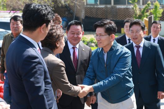 김문수 국민의힘 대선 후보가 4일 한센인 마을인 경기도 포천시 장자마을을 방문해 지지자 및 주민들과 인사하고 있다. 연합뉴스