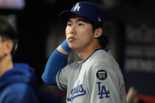 LA 다저스 김혜성이 4일 열린 애틀랜타 원정경기를 더그아웃에서 지켜보고 있다. AP연합뉴스
