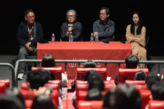 문석 전주국제영화제 프로그래머, 박찬욱 감독, 박찬경 감독, 배우 이정현(왼쪽부터)이 지난 3일 전북 전주 메가박스 전주객사점에서 열린 ‘J스페셜 클래스’ 관객과의 대화에 참석해 대화를 나누고 있다. 전주국제영화제 제공