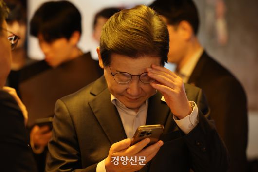 더불어민주당 이재명 대통령 후보가 노동절인 1일 오후 서울 종로구 삼일대로 한 식당에서 열린 민생시리즈2 <비전형 노동자 간담회>를 마치고 스마트폰을 보고 있다. 박민규 선임기자