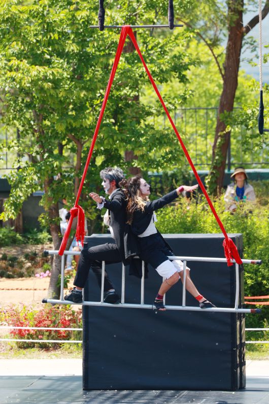 지난 4일 서울 노들섬에서 ‘2025 서울 서커스 페스티벌’ 야외무대에서 서커스 공연이 열리고 있다. 연합뉴스