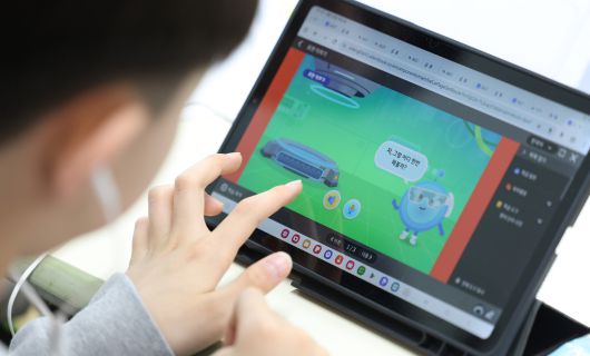 지난 10일 대구 달성군 가창면 용계초등학교에서 열린 인공지능디지털교과서(AIDT) 공개수업에서 초등생들이 AI 교과서로 공부하고 있다. 연합뉴스