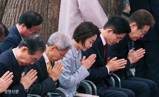 부처님께 빌어보는 ‘큰 꿈’…나란히 손 모은 대선 후보들 제21대 대통령 선거 후보들이 5일 서울 종로구 조계사에서 열린 불기 2569년 부처님오신날 봉축법요식에 나란히 참석해 합장하고 있다. 오른쪽부터 이재명 더불어민주당 후보, 김문수 국민의힘 후보, 김재연 진보당 후보, 권영국 정의당 후보, 한덕수 무소속 예비후보. 권도현 기자 lightroad@kyunghyang.com