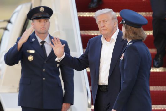 도널드 트럼프 대통령이 4일(현지시간) 메릴랜드주 앤드루스 합동기지에 도착해 군인들의 경례를 받고 있다. AP연합뉴스