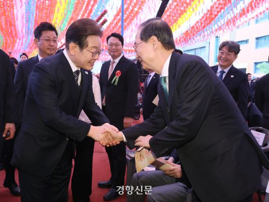 이재명 더불어민주당 대선후보와 한덕수 무소속 예비후보가 불기 2569(2025)년 부처님오신날을 맞은 5일 서울 종로구 조계사 대웅전 앞에서 열린 부처님 오신날 봉축법요식에서 악수를 나누고 있다. 대통령실사진기자단 2025.05.05.