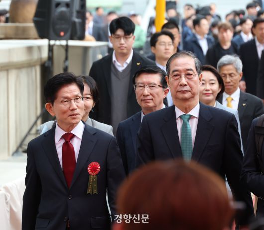 김문수 국민의힘 대선 후보(왼쪽)와 한덕수 전 국무총리가 5일 오전 ‘불기 2569년 부처님오신날 봉축법요식’에 참석해 나란히 걷고 있다. 권도현 기자