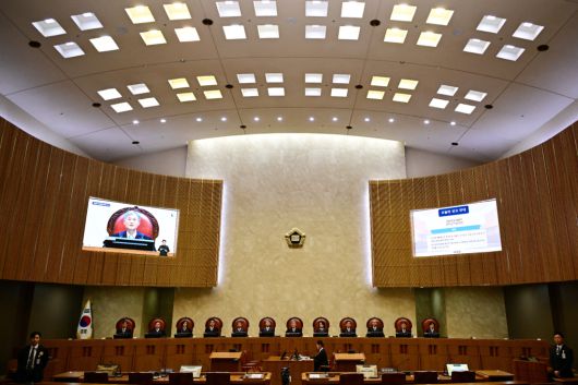 조희대 대법원장을 비롯한 대법관들이 지난 1일 대법원에서 이재명 더불어민주당 대선 후보의 공직선거법 위반 사건 상고심 선고에 참석하고 있다. 사진공동취재단