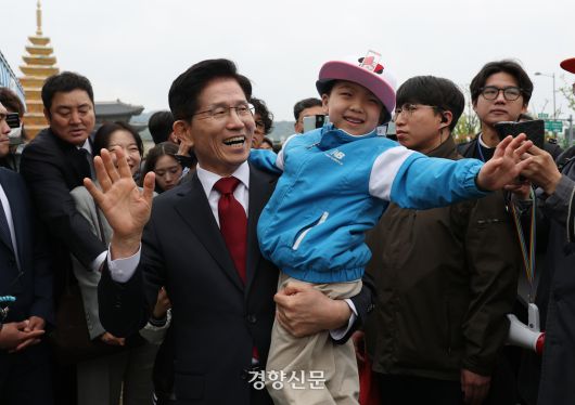 김문수 국민의힘 대선 후보가 5일 서울 종로구 광화문광장에서 열린 ‘펀펀한 광화문광장’을 찾아 한 어린이와 기념촬영을 하고 있다. 권도현 기자