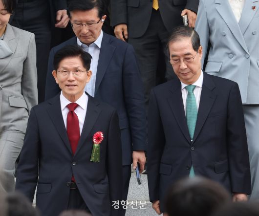 김문수 국민의힘 대선 후보와 대선 출마를 선언한 한덕수 전 국무총리가 5일 서울 종로구 조계사에서 열린 불기 2569년 부처님오신날 봉축법요식에 나란히 참석하고 있다. 2025.5.5. 권도현 기자