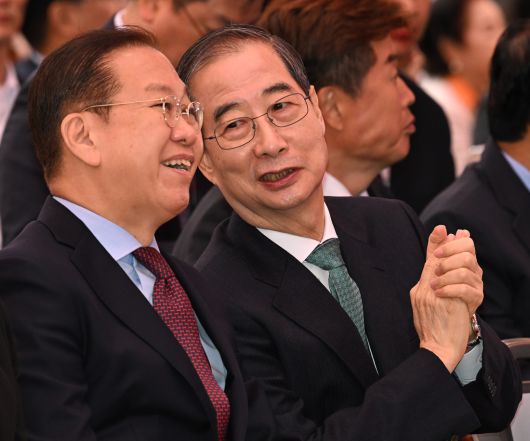 한덕수 무소속 대선 예비후보와 권영세 국민의힘 비상대책위원장(왼쪽)이 5일 서울 종로구 조계사에서 열린 불기 2569년 부처님오신날 봉축법요식에서 대화를 하고 있다. 대통령실사진기자단