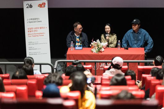 지난 1일 전북 전주시 메가박스 전주객사점에서 <꽃놀이 간다>+<성실한 나라의 앨리스> 상영 후 이어진 관객과의 대화(GV) 시간에 감독 겸 배우 이정현(가운데)이 발언하고 있다.  전주국제영화제 제공