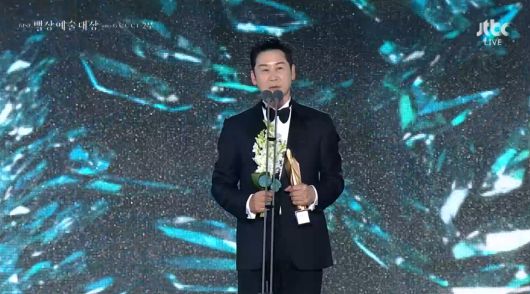 방송인 신동엽이 제61회 백상예술대상에서 방송 부문 남자 예능상을 받았다. JTBC 갈무리