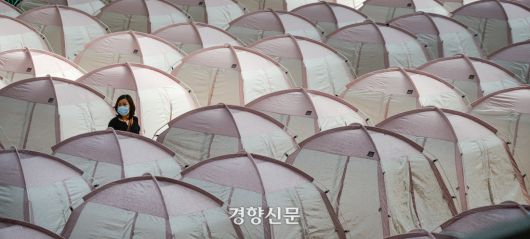 포항 지진 피해주민들이 2017년 11월 설치가 완료된 경북 포항시 북구 흥해실내체육관으로 이주하고 있다. 이준헌 기자