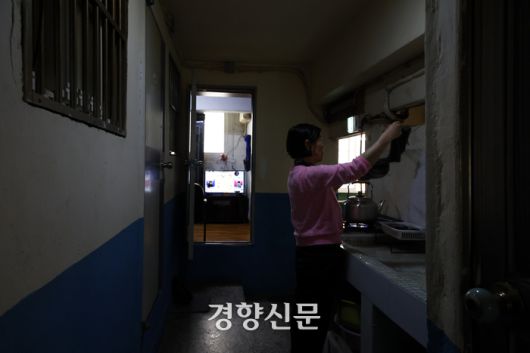 5월 연휴 마지막 날인 6일 서울 용산구 동자동 쪽방촌 공용 부엌에서 한 주민이 설거지하고 있다. 2025.05.06 문재원 기자