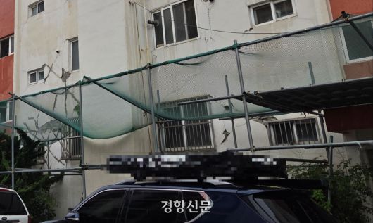 경북 포항시 북구 흥해읍에 있는 한 5층짜리 아파트 벽면이 지난 3일 파손된 채 방치돼 있다. 이 아파트는 2017년 11월 발생한 지진으로 인해 파손돼 ‘수리 불가’ 판정을 받았으나 비용 등의 문제로 철거되지 못했다. 김현수 기자