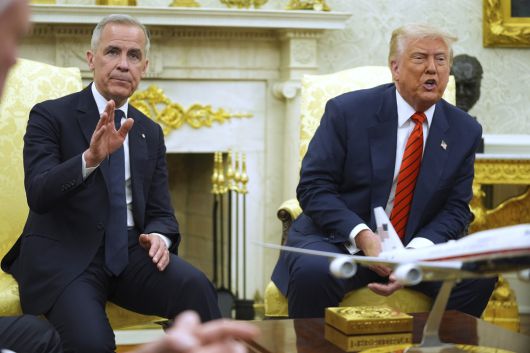 도널드 트럼프 미국 대통령과 마크 카니 캐나다 총리가 6일(현지시간) 미국 워싱턴 D.C. 백악관 집무실에서 만나고 있다. 로이터 연합뉴스