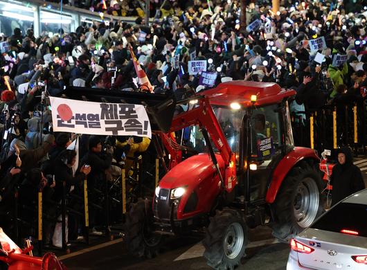 전국농민회총연맹 소속 농민들이 몰고 온 트랙터가 지난해 서울 한남동 대통령 관저 인근에서 행진하고 있다. 권도현 기자