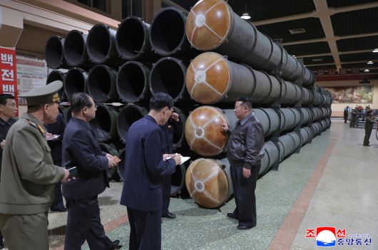 김정은 북한 국무위원장이 제2경제위원회 산하 중요 군수기업소를 현지지도했다고 조선중앙통신이 7일 보도했다. 김 위원장이 600mm 초대형방사포의 발사관으로 보이는 물체 옆에 서 있다. 연합뉴스