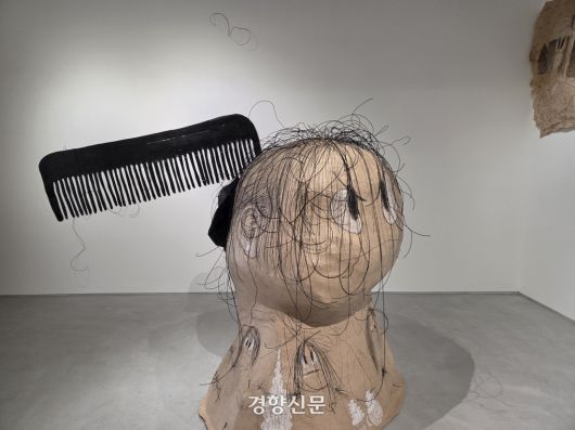 서울 용산구 P21갤러리에 전시된 신민 작가의 ‘유주얼 서스펙트-민정’. 윤승민 기자