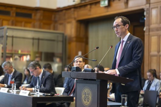 조슈아 시먼스 미국 국무부 선임 국장이 지난달 30일(현지시간) 네덜란드 헤이그 평화궁에서 열린 국제사법재판소(ICJ) 청문절차에서 진술하고 있다. 국제사법재판소