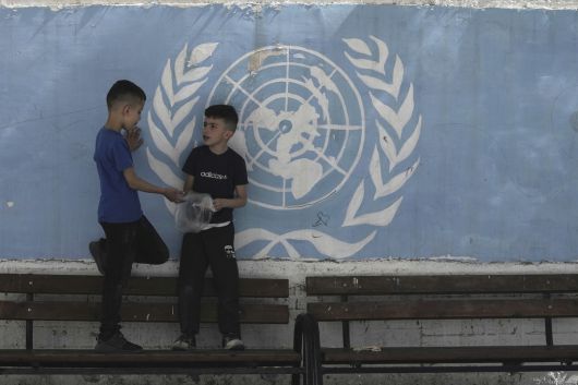 지난달 29일(현지시간) 동예루살렘의 팔레스타인 거주지인 슈아팟 난민촌에 위치한 운르와 운영 학교에서 학생들이 쉬는 시간에 대화를 하고 있다. AP연합뉴스