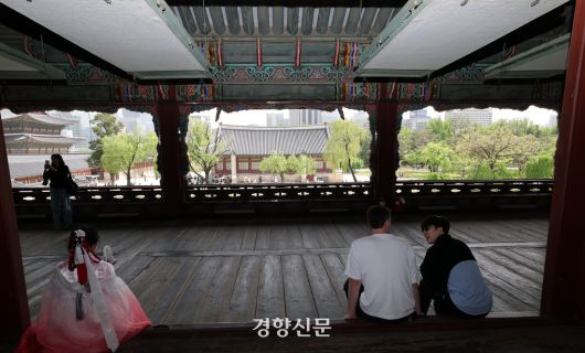 경복궁 경회루 특별관람이 시작된 8일 관람객들이 경회루 내부를 둘러보고 있다. 2025.5.8. 정지윤 선임기자