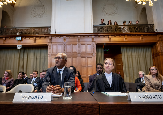 마르게레타 웨베린케 싱 암스테르담대 교수(오른쪽) 등 바누아투 대리인들이 지난 2일 네덜란드 헤이그 평화궁에서 열린 국제사법재판소(ICJ) 청문절차에서 재판에 참여하고 있다. 국제사법재판소