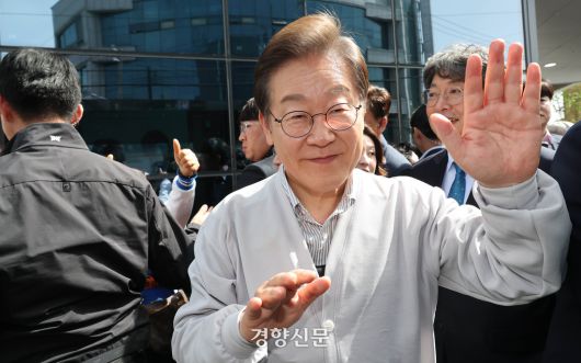 이재명 더불어민주당 대선 후보가 7일 구 익산시청 제2청사앞에서 시민들과 인사하고 있다. 2025.5.7 박민규 선임기자