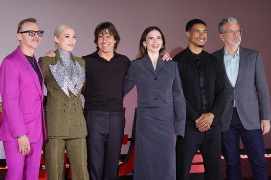 8일 서울 송파구 롯데시네마 월드타워에서 열린 영화 ‘미션 임파서블: 파이널 레코닝’ 기자간담회에서 감독과 배우들이 포즈를 취하고 있다. 왼쪽부터 사이먼 페그, 폼 클레멘티에프, 톰 크루즈, 헤일리 앳웰, 그레그 타잔 데이비스, 크리스토퍼 맥쿼리 감독. 연합뉴스