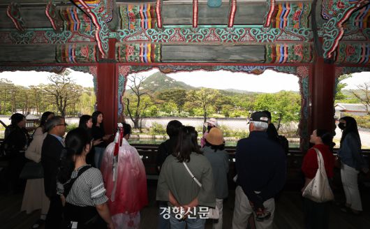 경복궁 경회루 특별관람이 시작된 8일 관람객들이 경회루 내부를 둘러보고 있다. 특별관람은 10월 31일까지 약 4개월 동안 운영된다. 2025.5.8. 정지윤 선임기자