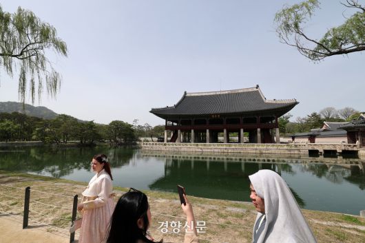 경복궁 경회루 특별관람이 8일 부터 시작되었다. 2025.5.8. 정지윤 선임기자