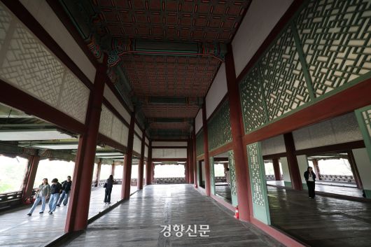 경복궁 경회루 특별관람이 시작된 8일 관람객들이 경회루 내부를 둘러보고 있다. 특별관람은 10월 31일까지 약 4개월 동안 운영된다. 2025.5.8. 정지윤 선임기자