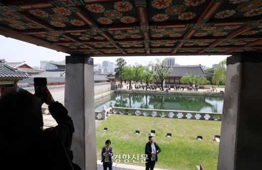 경복궁 경회루 특별관람이 시작된 8일 관람객들이 경회루 내부를 둘러보고 있다. 특별관람은 10월 31일까지 약 4개월 동안 운영된다. 2025.5.8. 정지윤 선임기자